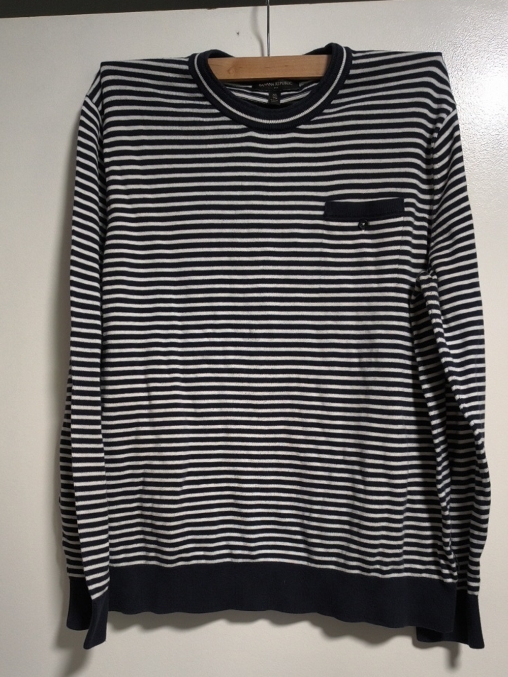 Banana Republic Men’s Navy & White Striped Crewneck Sweater.XL.